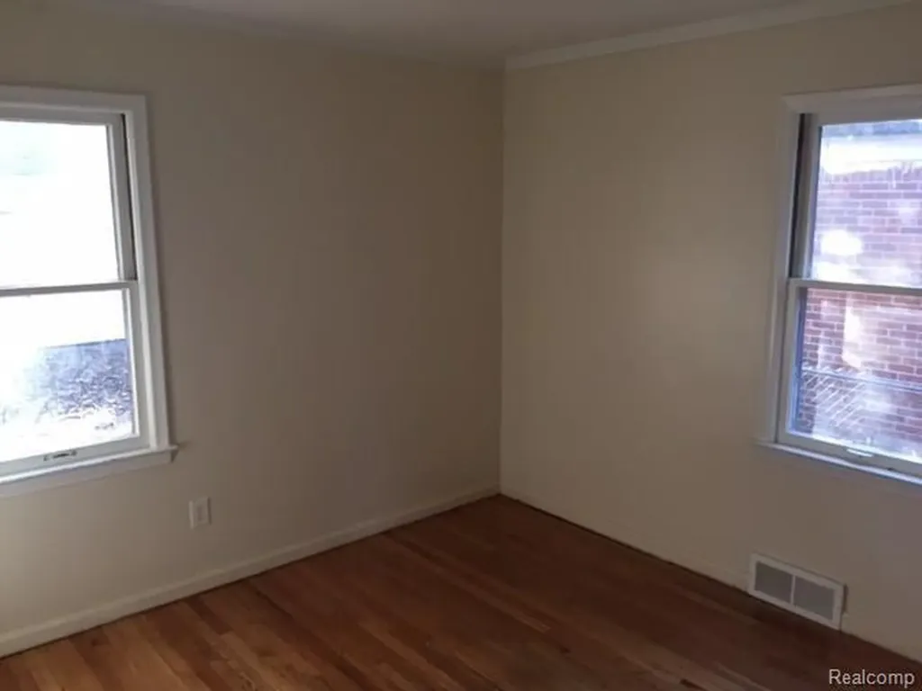 9554 Hazelton Redford Charter Township MI 48239