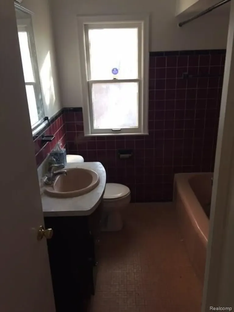 9554 Hazelton Redford Charter Township MI 48239