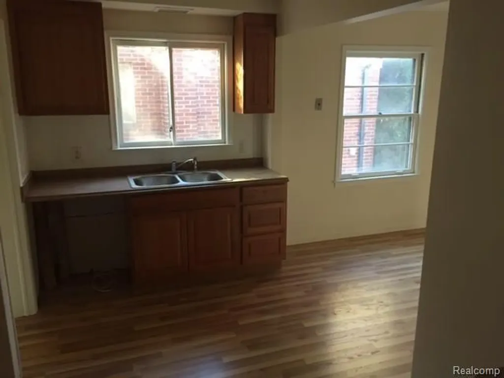 9554 Hazelton Redford Charter Township MI 48239