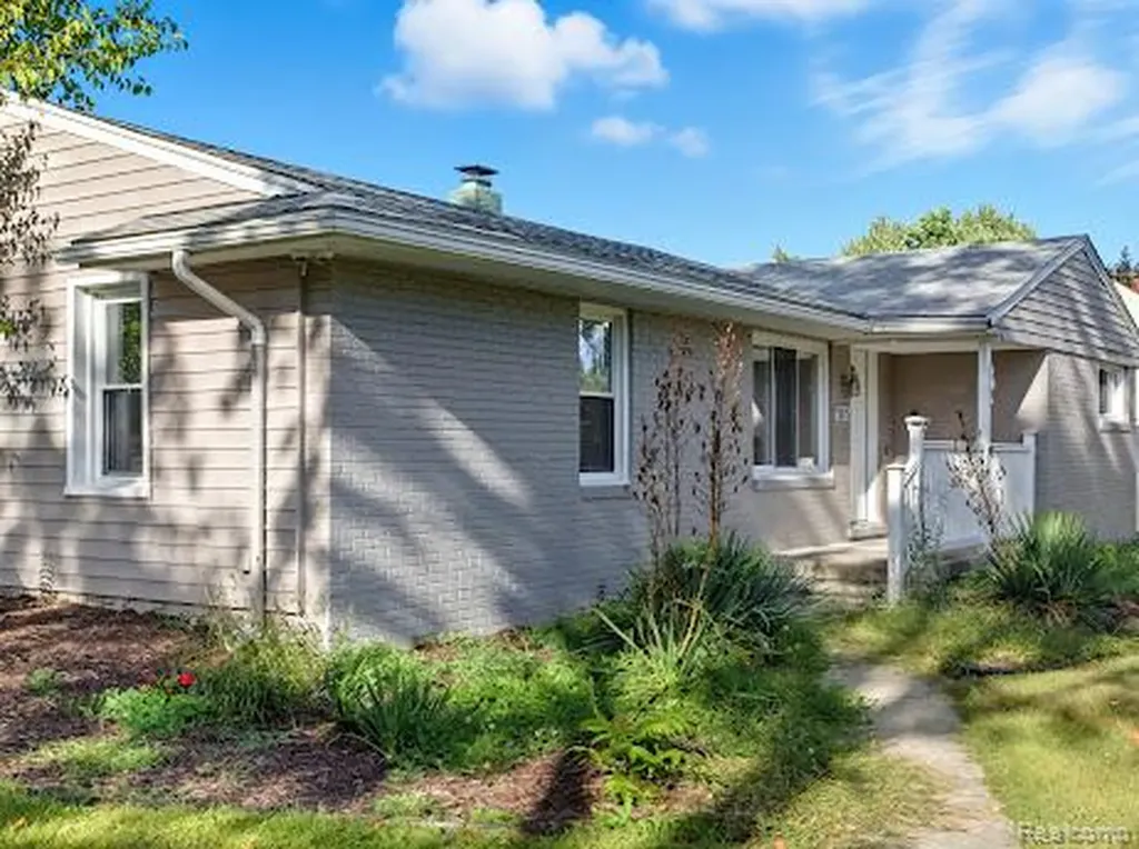 2075 Gulliver Drive Troy City MI 48085