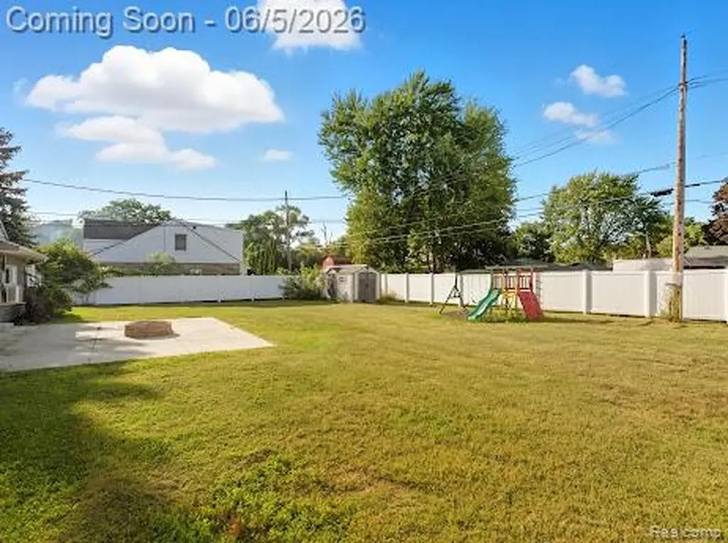 2075 Gulliver Drive Troy City MI 48085
