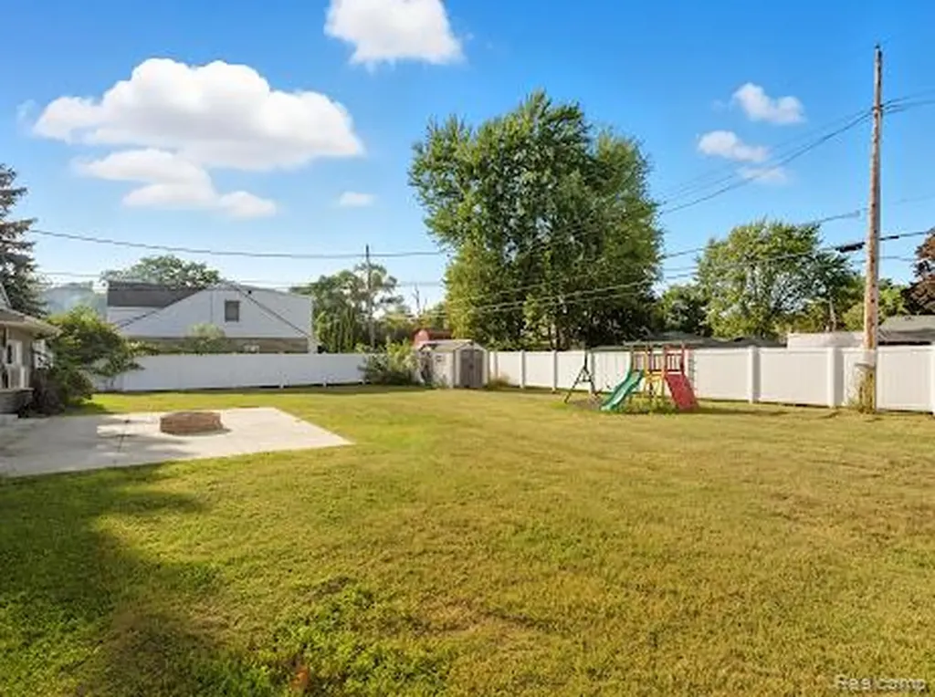 2075 Gulliver Drive Troy City MI 48085