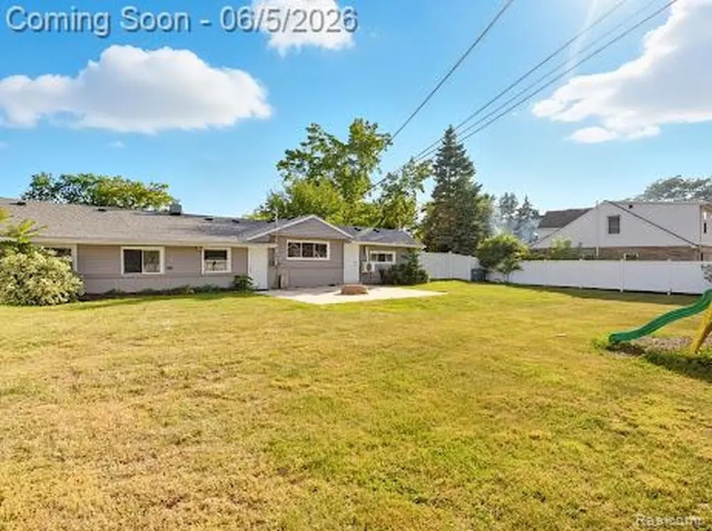 2075 Gulliver Drive Troy City MI 48085