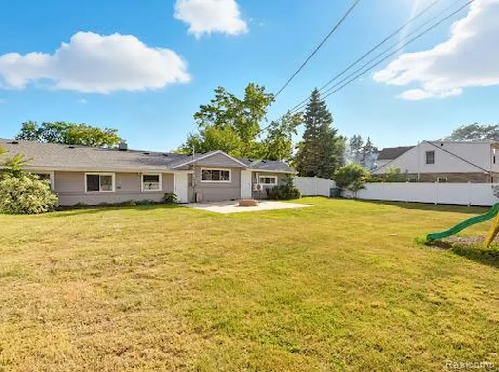 2075 Gulliver Drive Troy City MI 48085