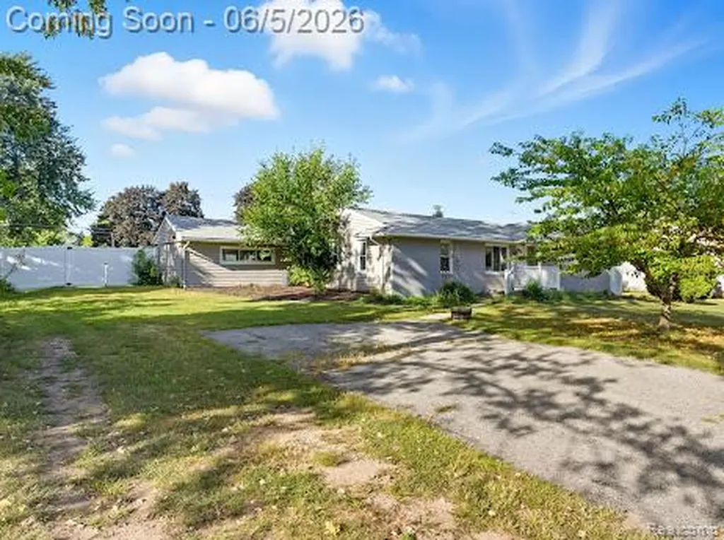 2075 Gulliver Drive Troy City MI 48085
