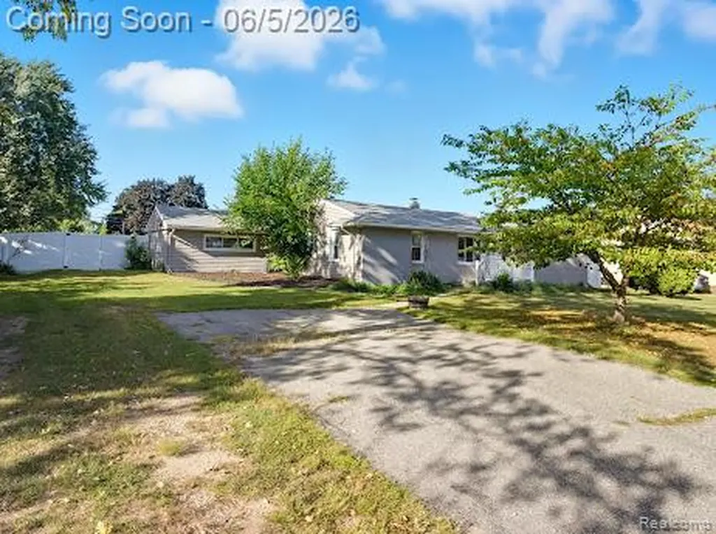 2075 Gulliver Drive Troy City MI 48085