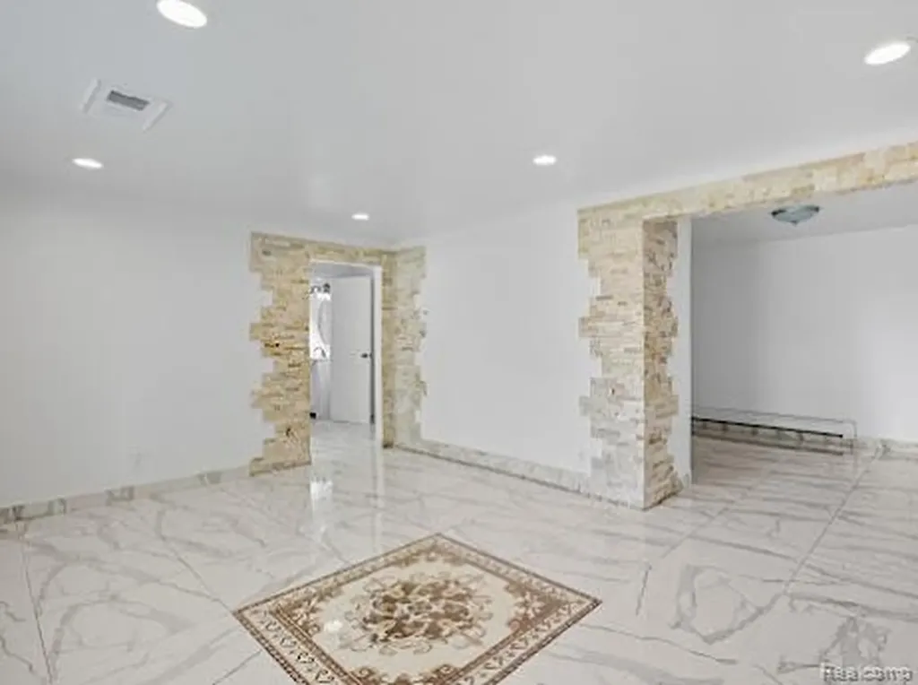 2075 Gulliver Drive Troy City MI 48085