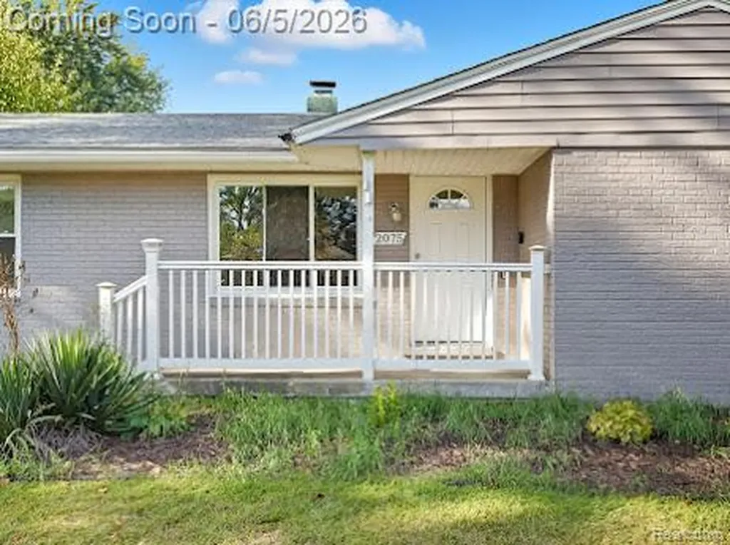 2075 Gulliver Drive Troy City MI 48085