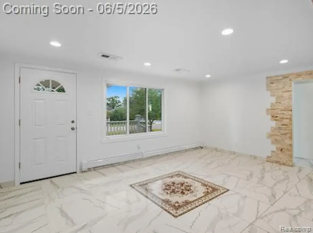 2075 Gulliver Drive Troy City MI 48085