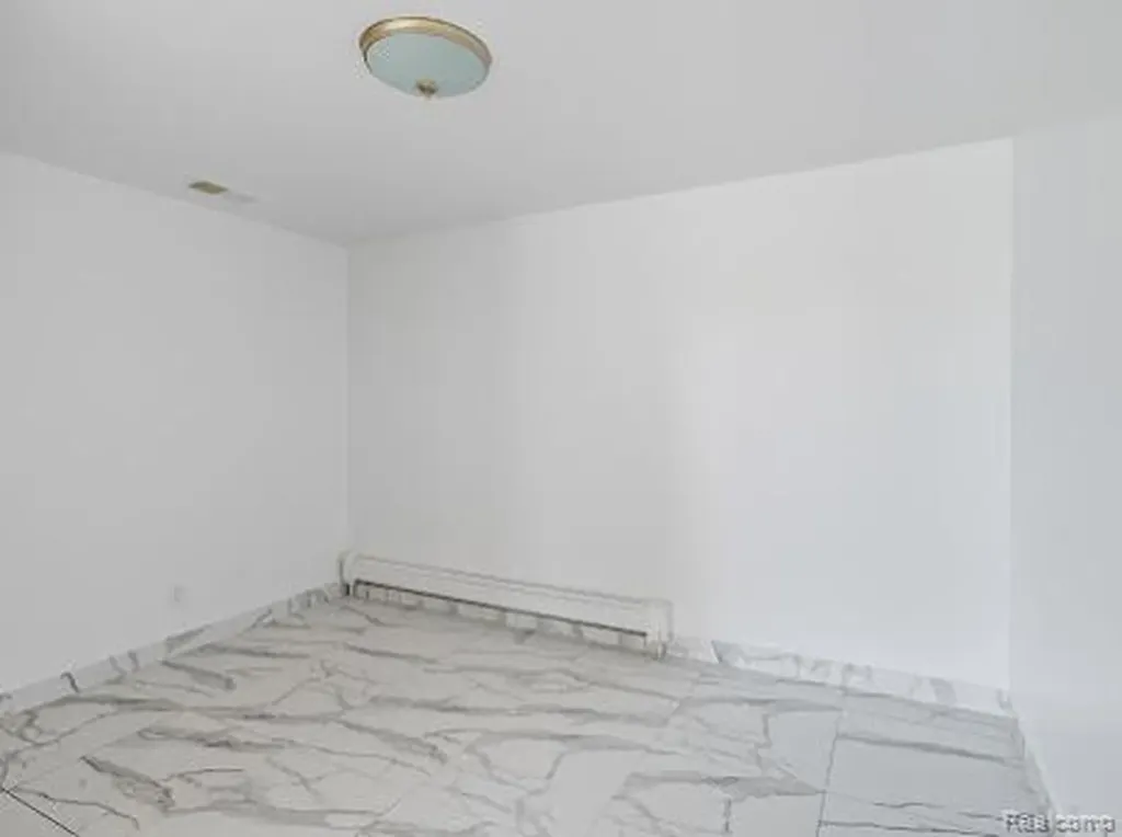 2075 Gulliver Drive Troy City MI 48085