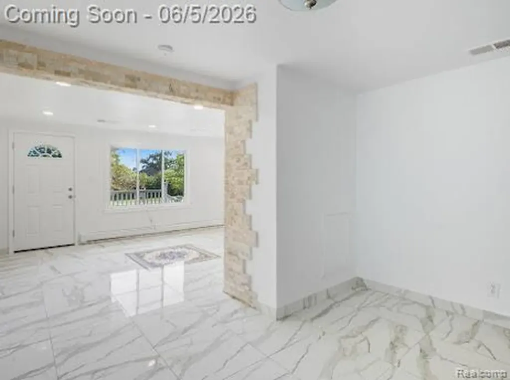 2075 Gulliver Drive Troy City MI 48085