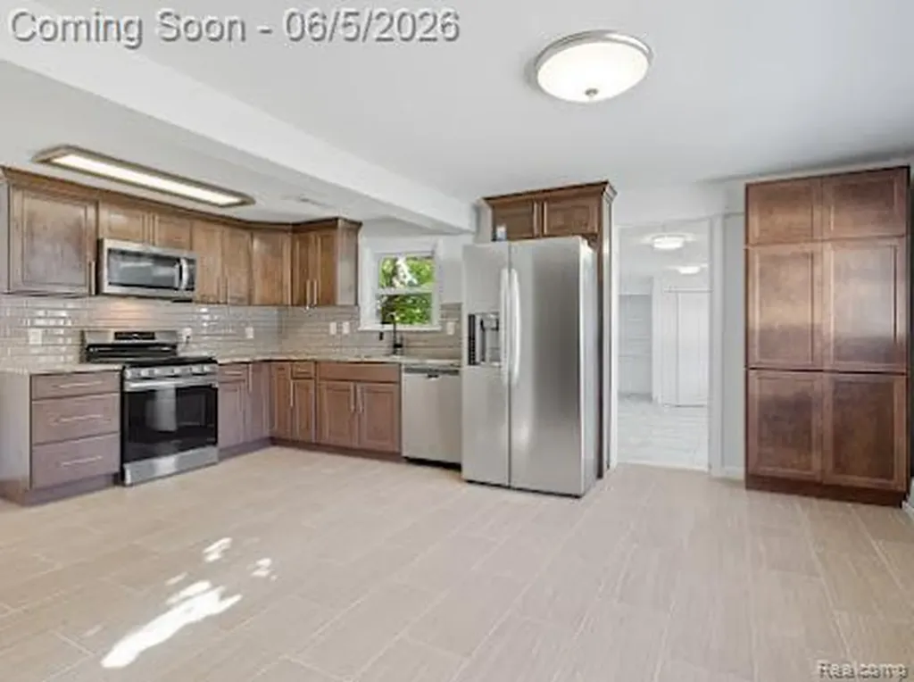 2075 Gulliver Drive Troy City MI 48085