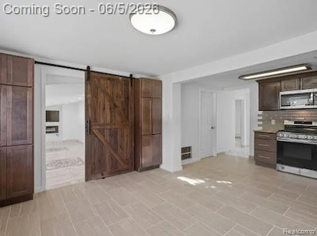 2075 Gulliver Drive Troy City MI 48085