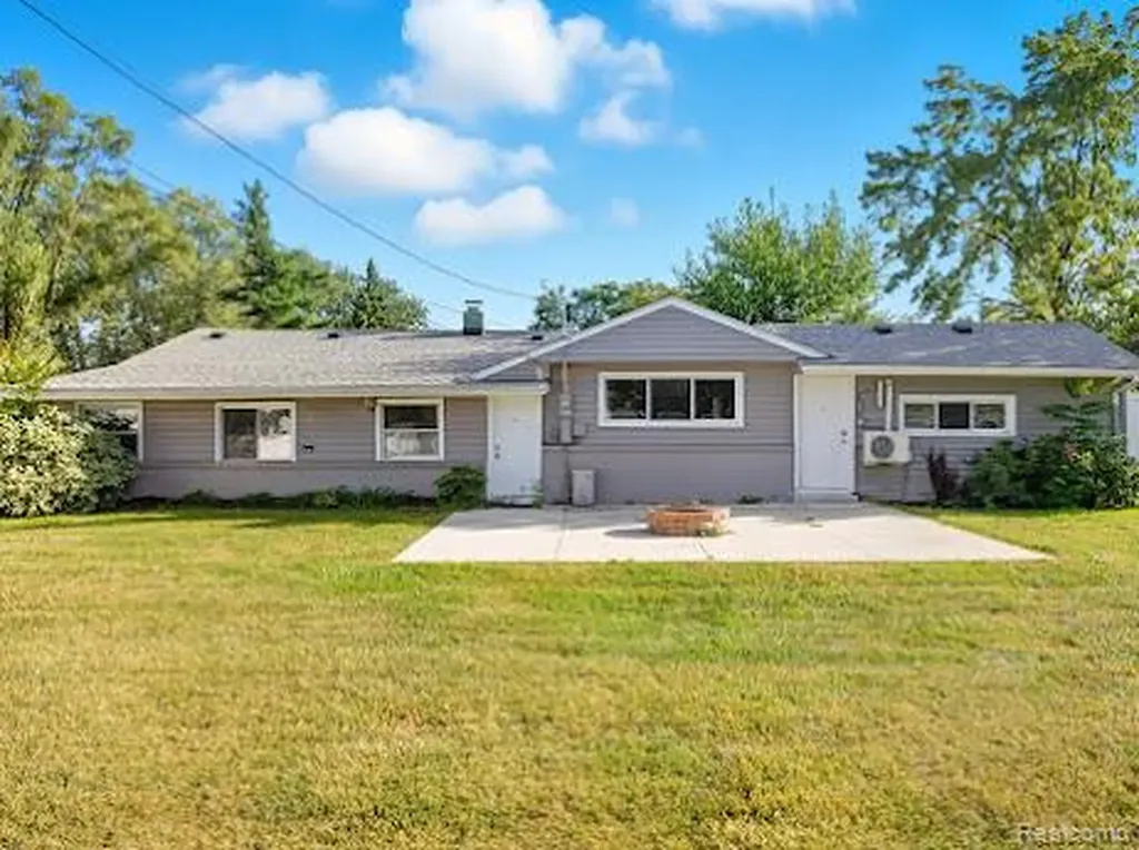 2075 Gulliver Drive Troy City MI 48085