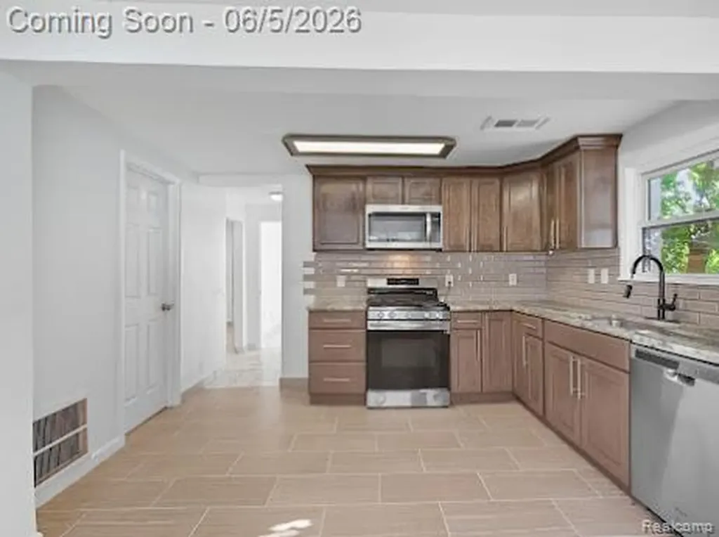 2075 Gulliver Drive Troy City MI 48085