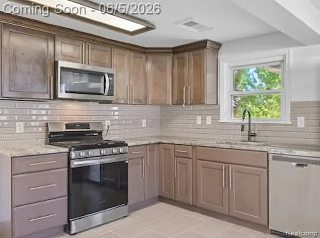 2075 Gulliver Drive Troy City MI 48085