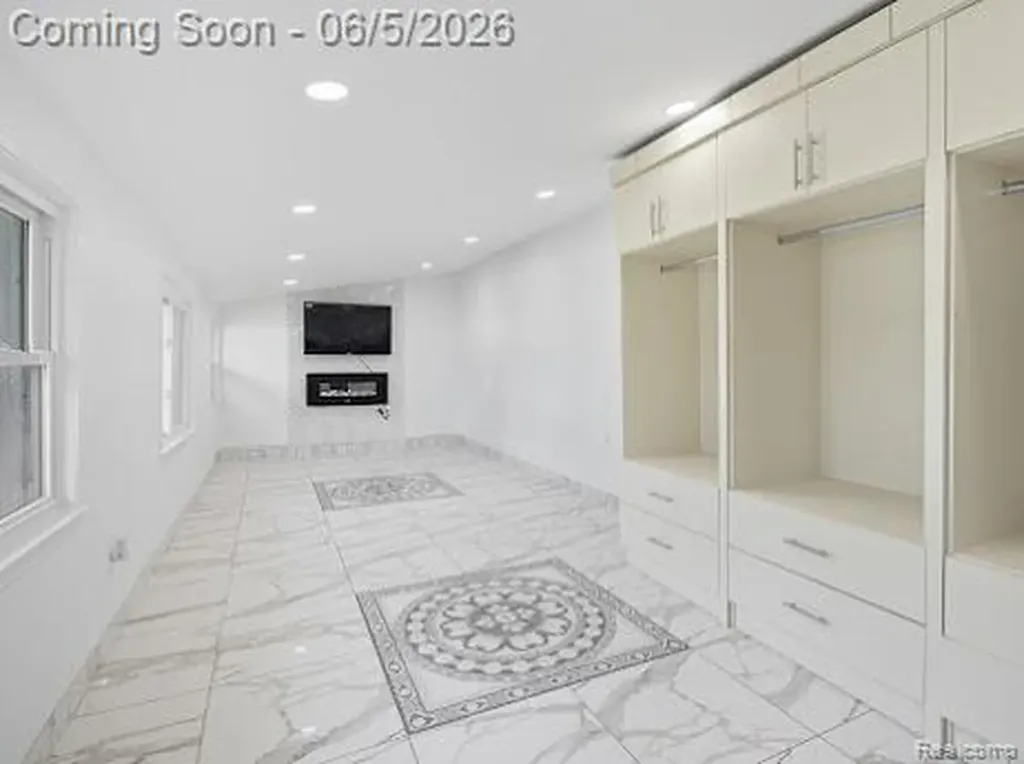 2075 Gulliver Drive Troy City MI 48085