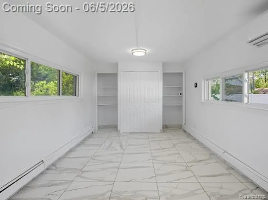 2075 Gulliver Drive Troy City MI 48085
