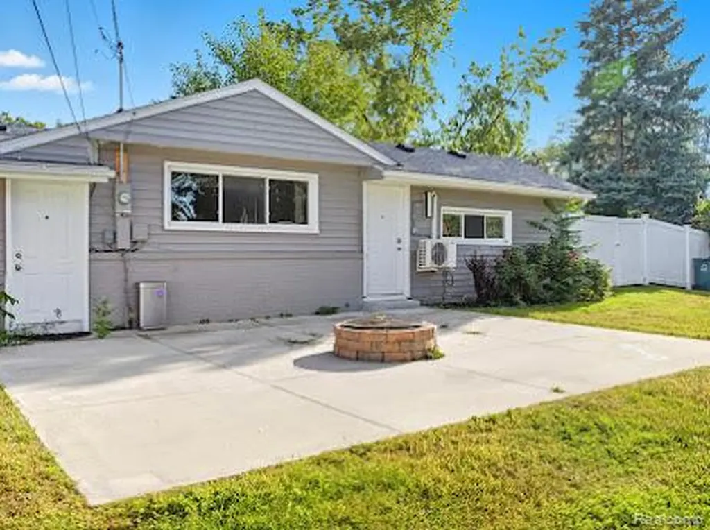 2075 Gulliver Drive Troy City MI 48085