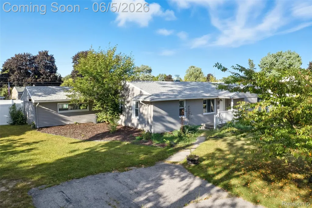 2075 Gulliver Drive Troy City MI 48085
