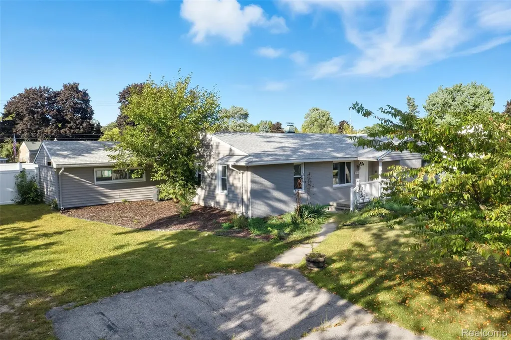 2075 Gulliver Drive Troy City MI 48085