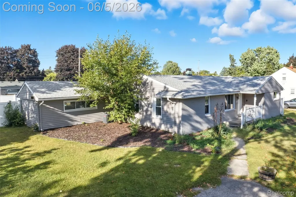 2075 Gulliver Drive Troy City MI 48085