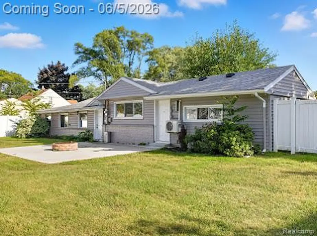2075 Gulliver Drive Troy City MI 48085