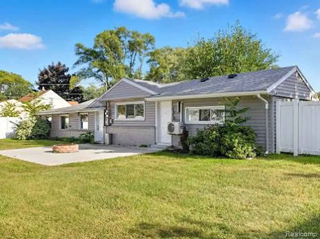 2075 Gulliver Drive Troy City MI 48085