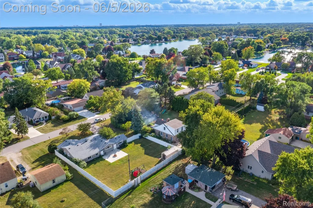 2075 Gulliver Drive Troy City MI 48085