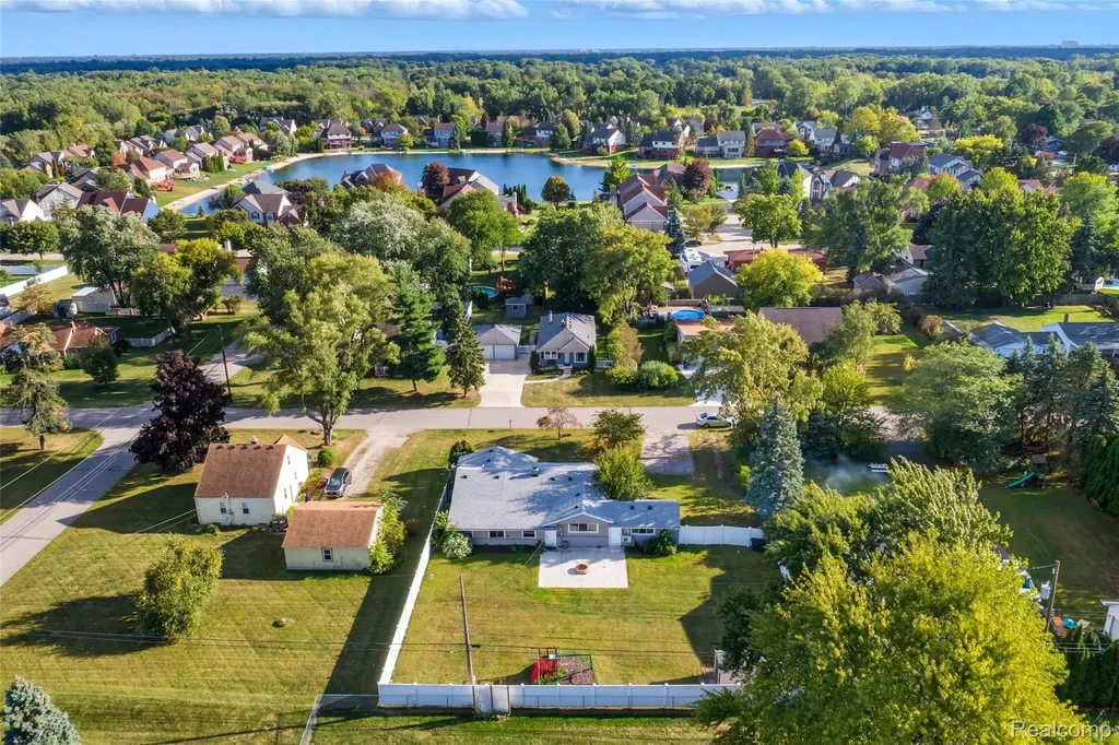 2075 Gulliver Drive Troy City MI 48085