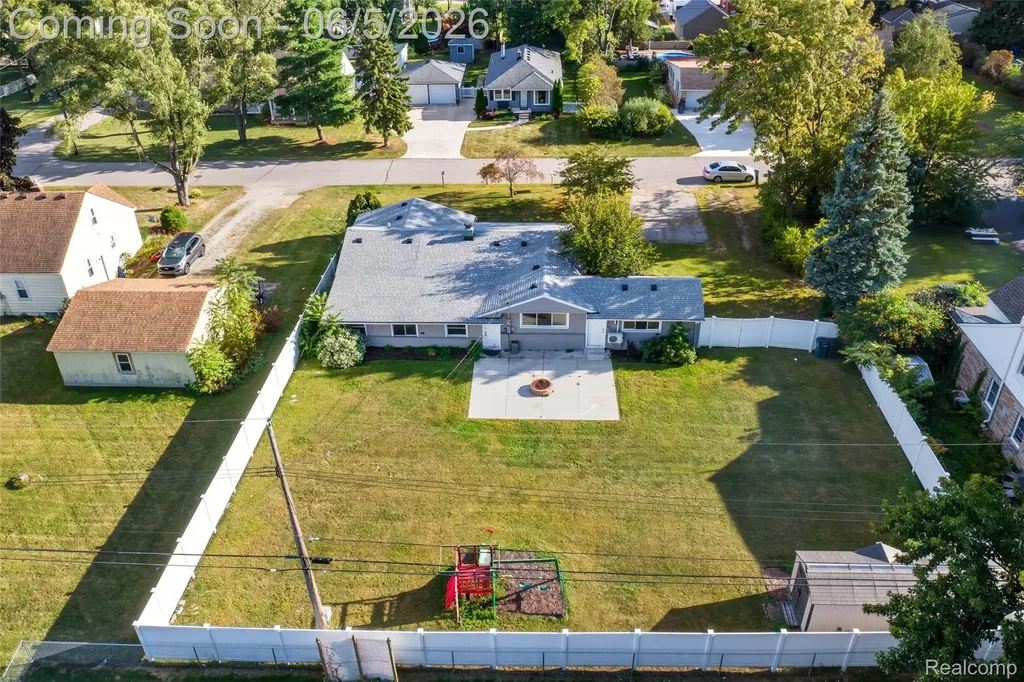 2075 Gulliver Drive Troy City MI 48085