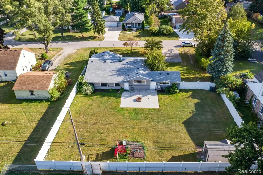 2075 Gulliver Drive Troy City MI 48085