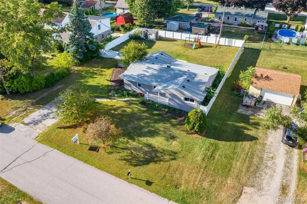 2075 Gulliver Drive Troy City MI 48085