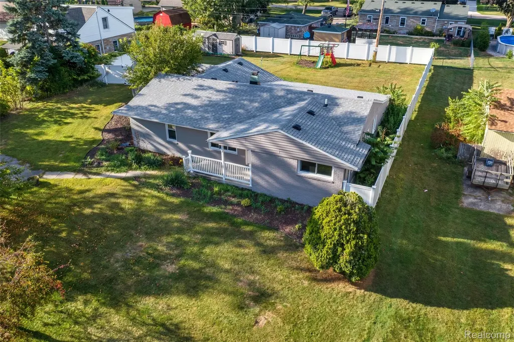 2075 Gulliver Drive Troy City MI 48085