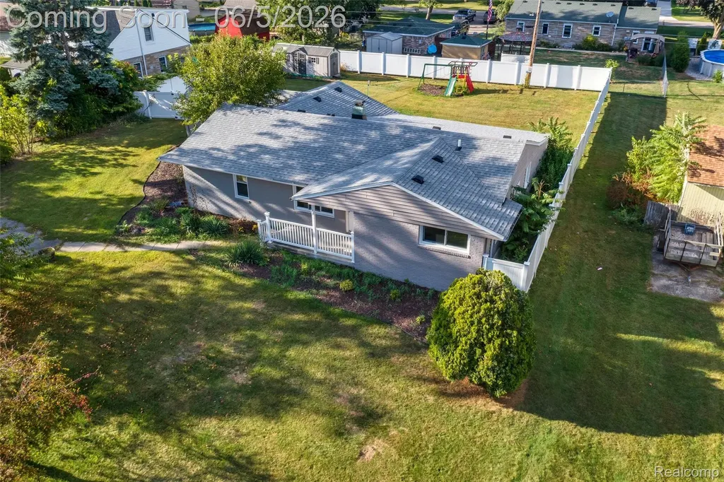 2075 Gulliver Drive Troy City MI 48085