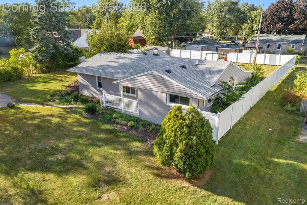 2075 Gulliver Drive Troy City MI 48085