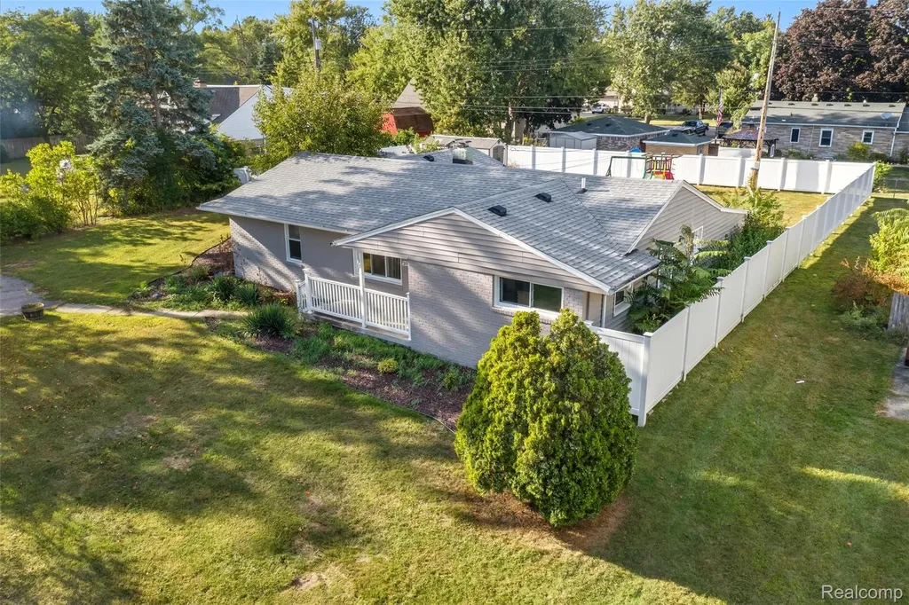 2075 Gulliver Drive Troy City MI 48085