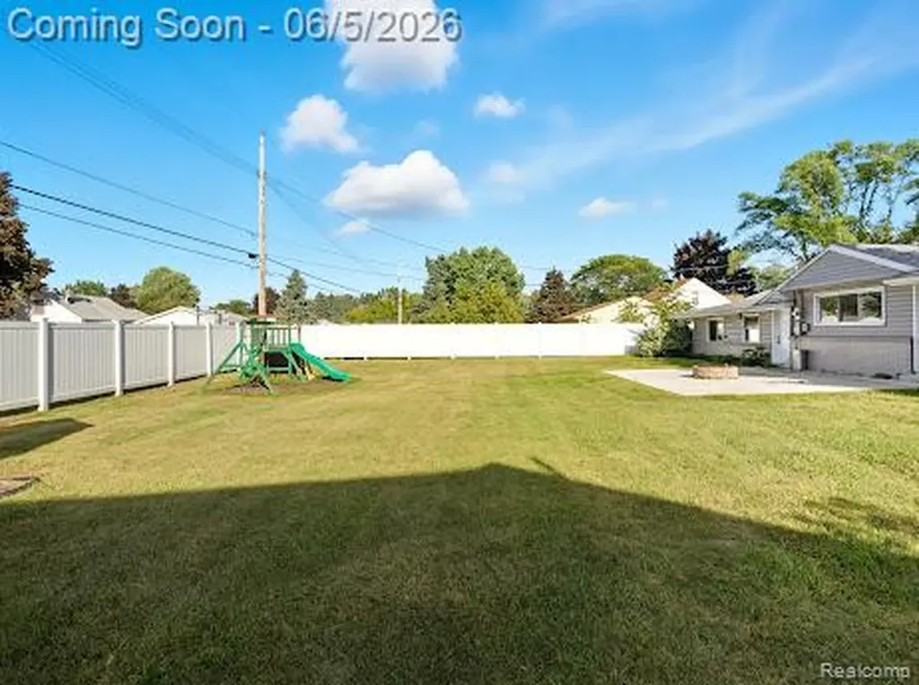2075 Gulliver Drive Troy City MI 48085