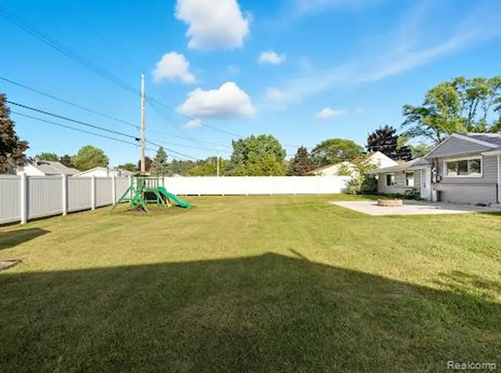 2075 Gulliver Drive Troy City MI 48085