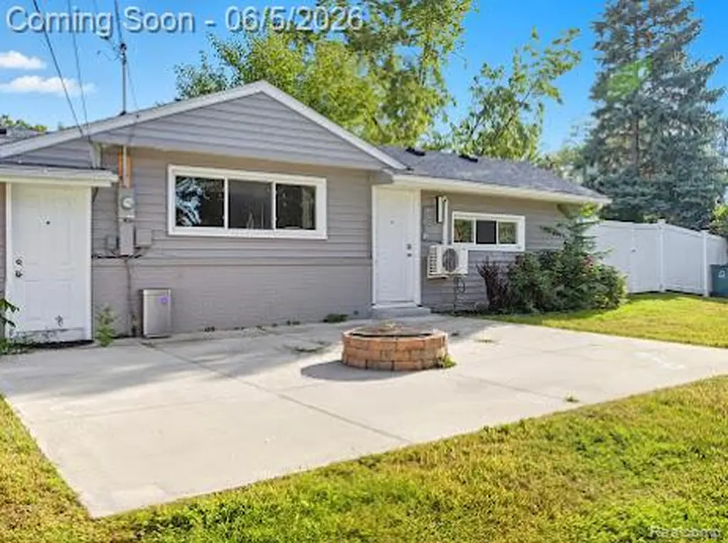 2075 Gulliver Drive Troy City MI 48085