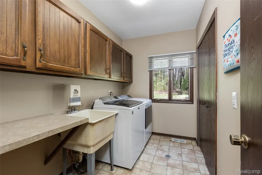 9730 Gibbs Road Springfield Charter Township MI 48348