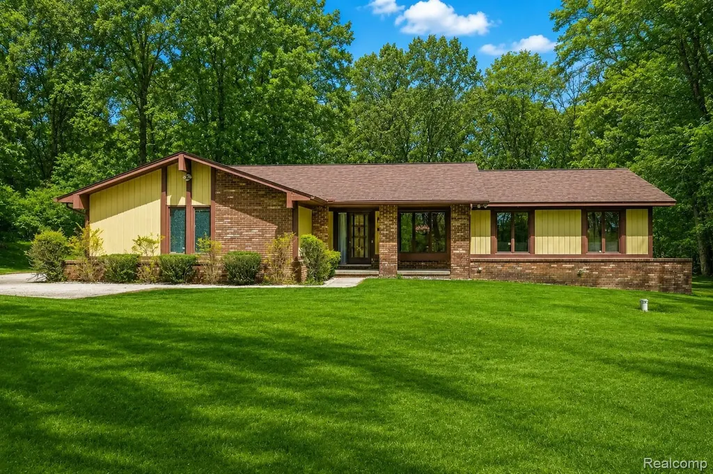 9730 Gibbs Road Springfield Charter Township MI 48348