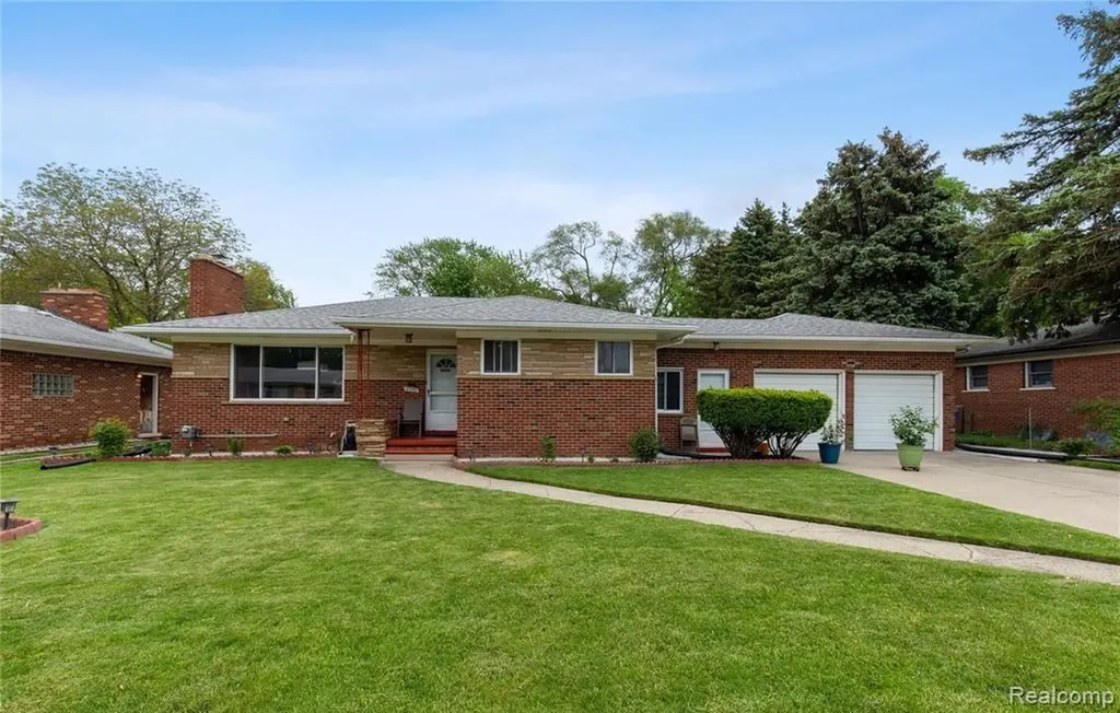 21370 Masch Avenue Warren City MI 48091