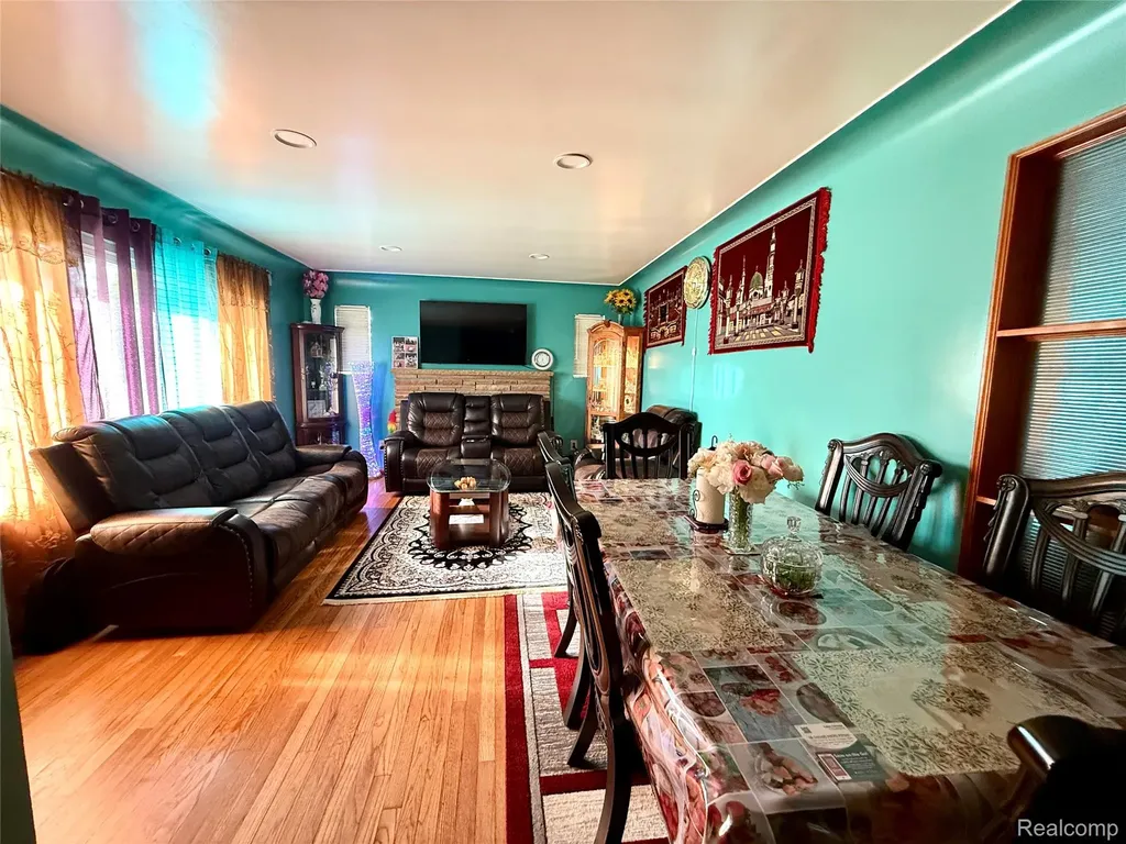 21370 Masch Avenue Warren City MI 48091