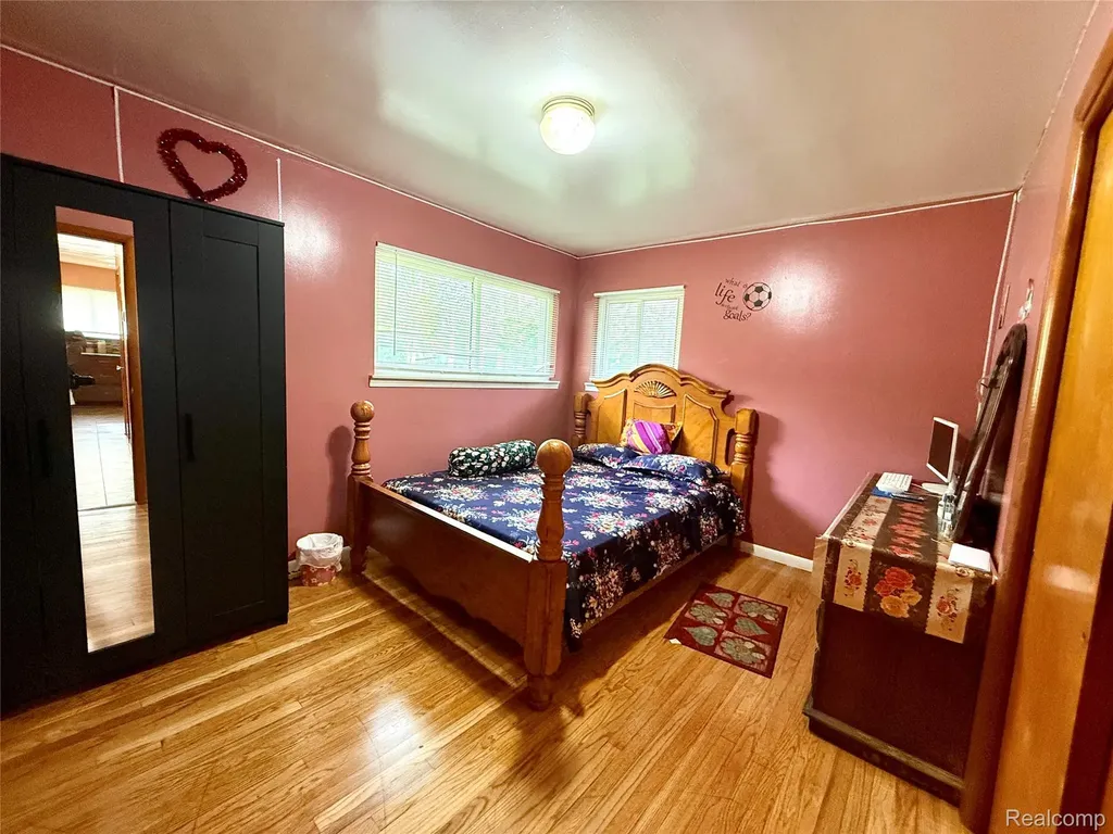 21370 Masch Avenue Warren City MI 48091