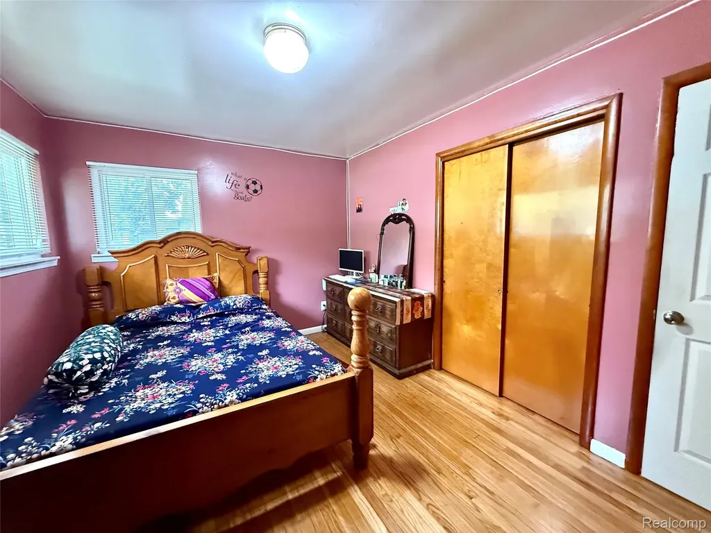 21370 Masch Avenue Warren City MI 48091