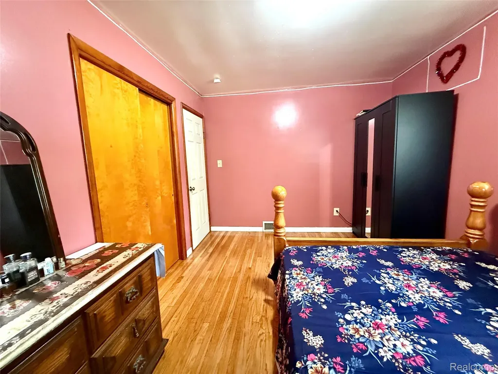 21370 Masch Avenue Warren City MI 48091