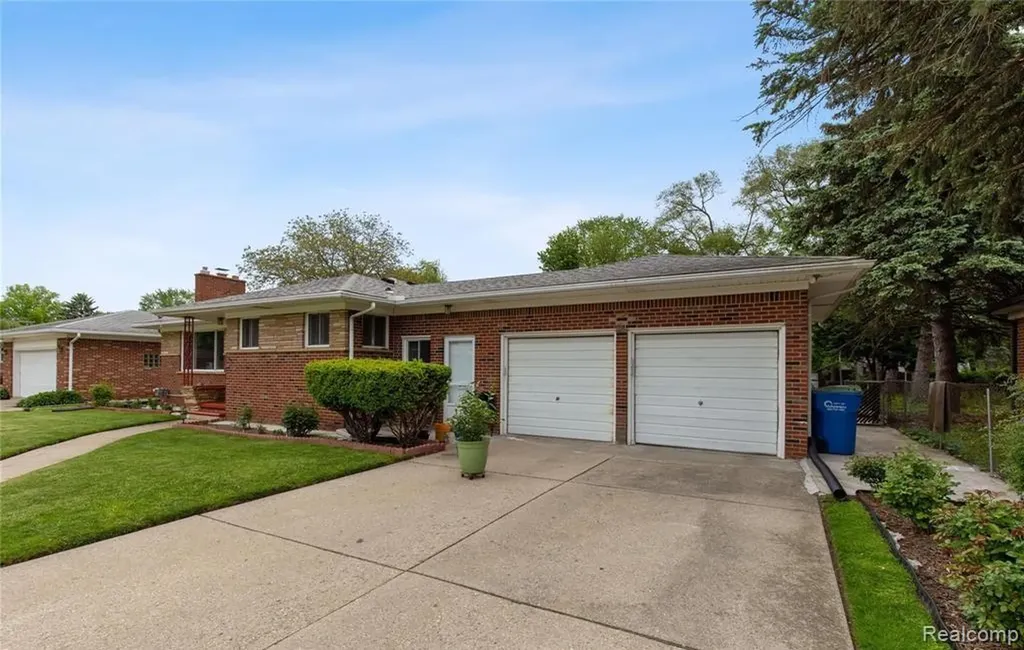 21370 Masch Avenue Warren City MI 48091