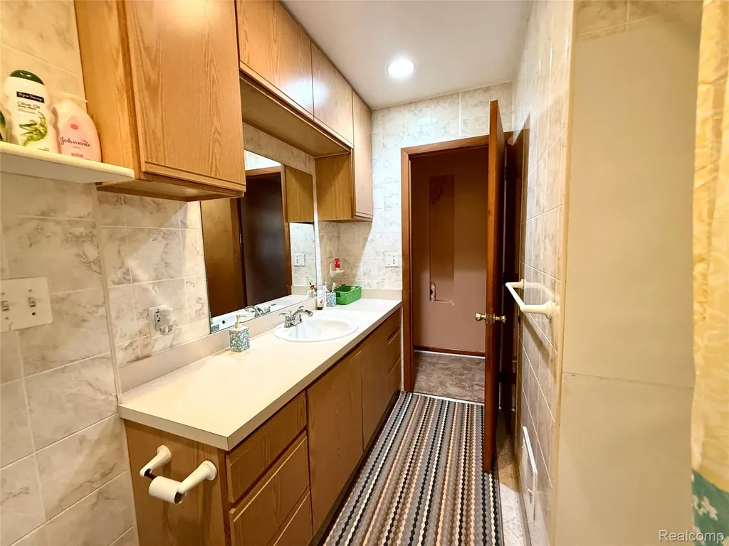21370 Masch Avenue Warren City MI 48091