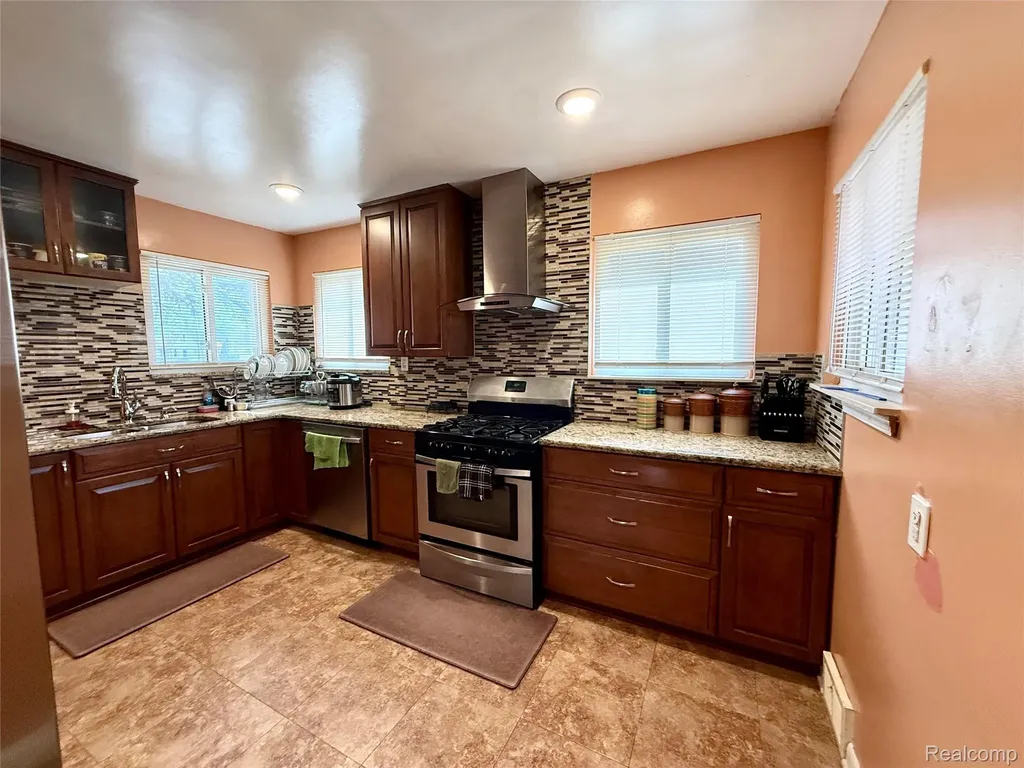 21370 Masch Avenue Warren City MI 48091